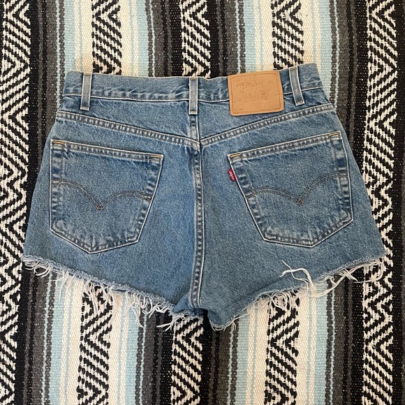 Vintage Levi’s cut off denim shorts - Picture 5 of 6